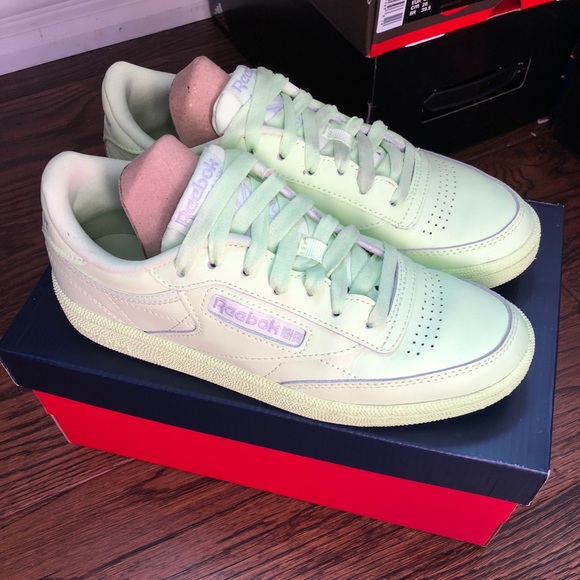 ARITZIA EMPLOYEE EXCLUSIVE REEBOK CLASSIC - Picture 3 of 5